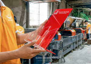 Kệ tờ rơi mica A4 để bàn uốn chữ L một tấm liền