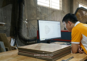 Kiểm tra file thiết kế trước khi báo giá gia công mica tại xưởng Khởi Mộc