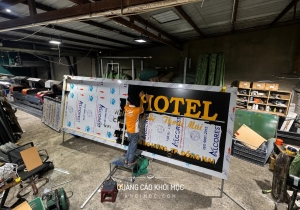 Biển hiệu khách sạn Tuni Hotel Quốc Lộ 51