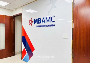 Vách logo MB AMC: chữ mica 2 lớp trên nền alu trắng