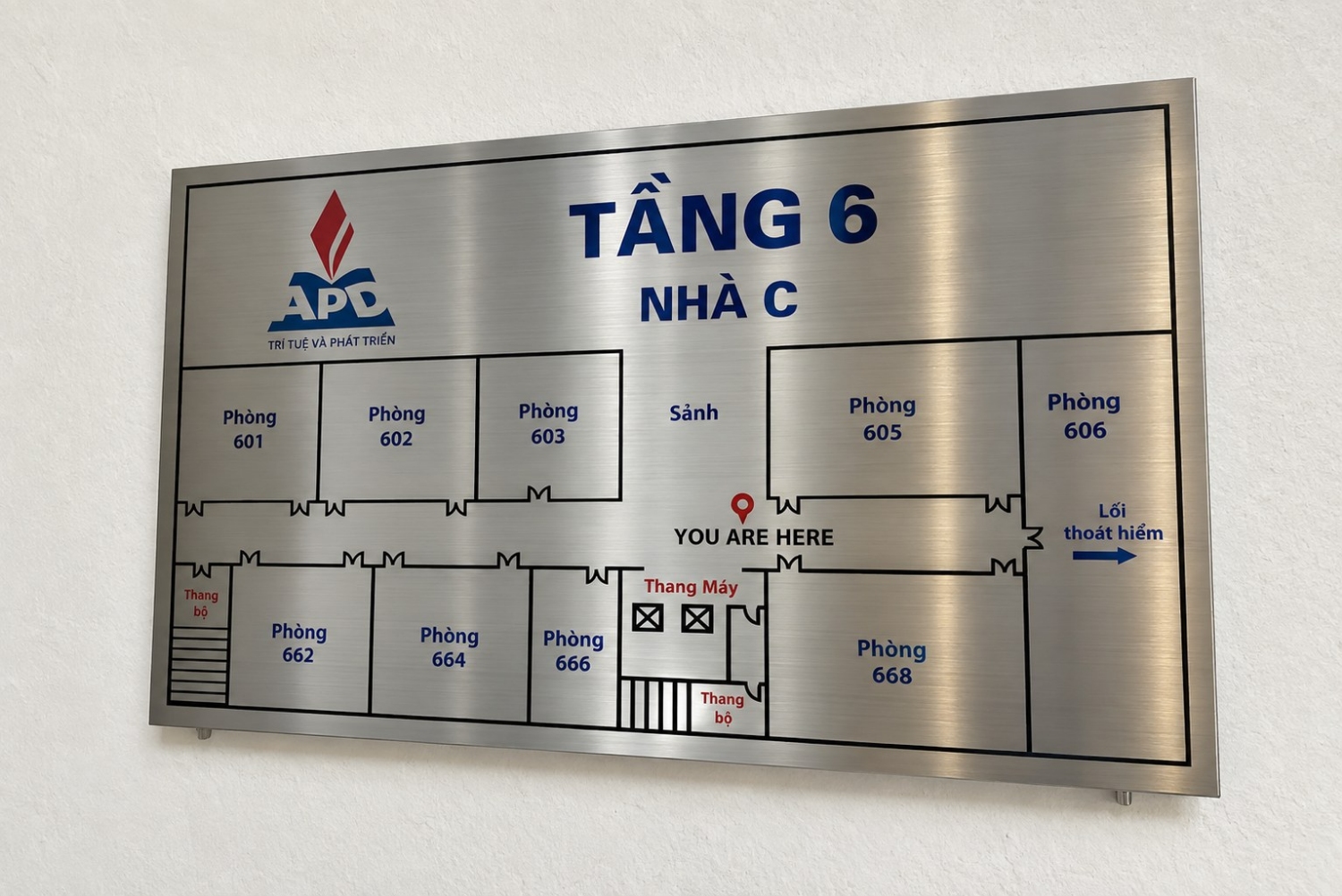Bảng sơ đồ chỉ dẫn phòng ban inox trắng bạc tầng 6 nhà C, thương hiệu APD, đánh dấu vị trí hiện tại