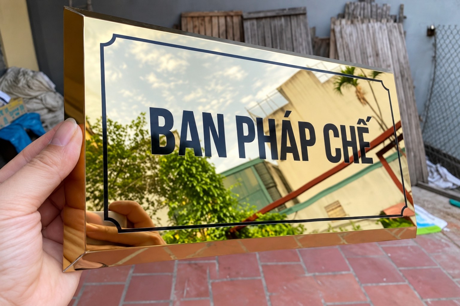 Bảng tên phòng inox gương vàng ăn mòn khắc chữ Ban Pháp Chế, mặt sáng bóng như gương