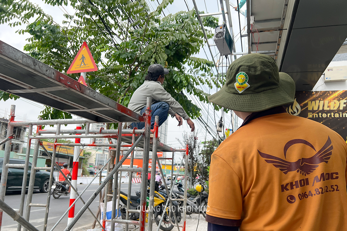 Thi công lắp đặt bảng ngoài công trình