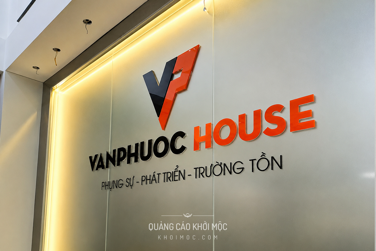 Logo mica nổi kết hợp LED hắt sáng vàng trong văn phòng