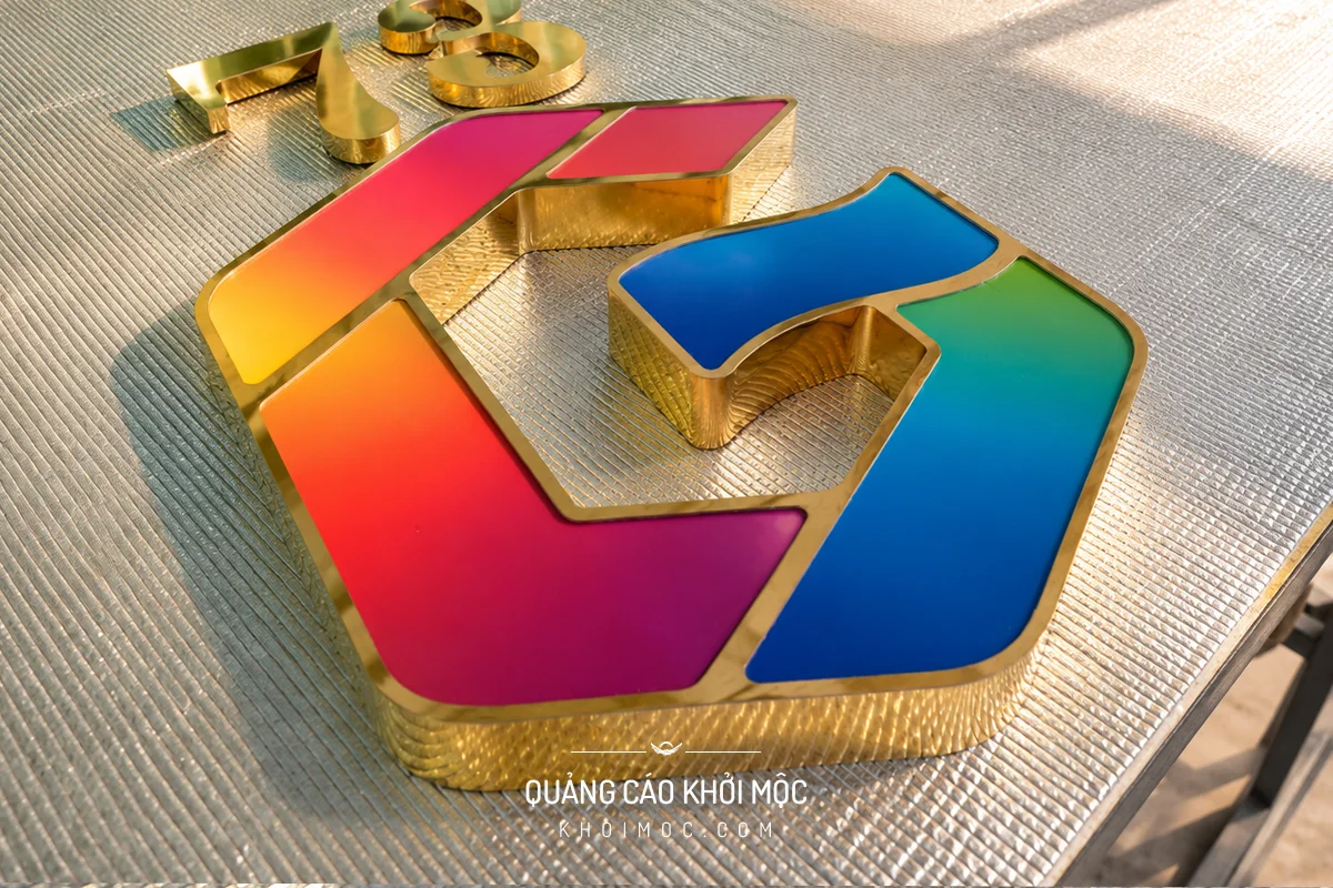 Logo chữ G inox ăn mòn phối màu gradient bóng gương