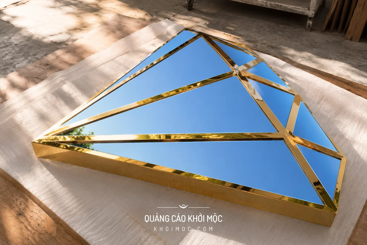 Logo inox ăn mòn gương hình tam giác phong cách hiện đại
