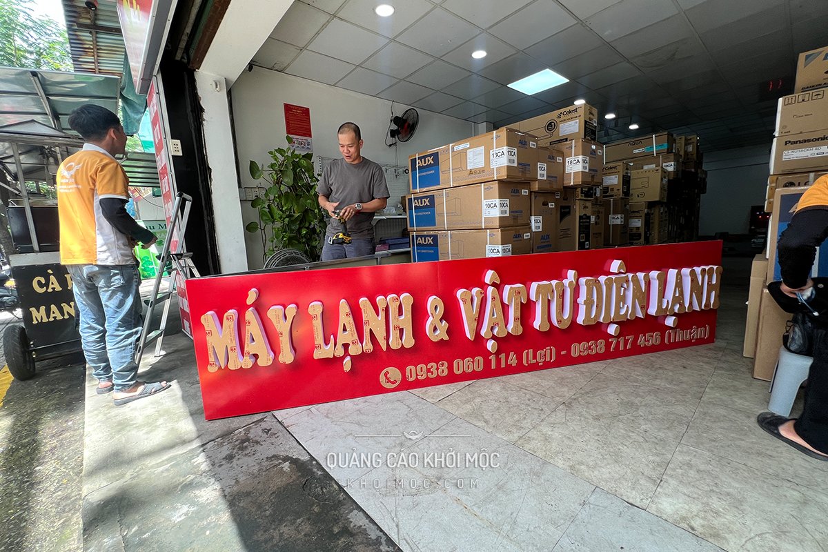 Phần bảng alu xanh Reetech chữ nổi mica LED tại công trình Nhà Bè