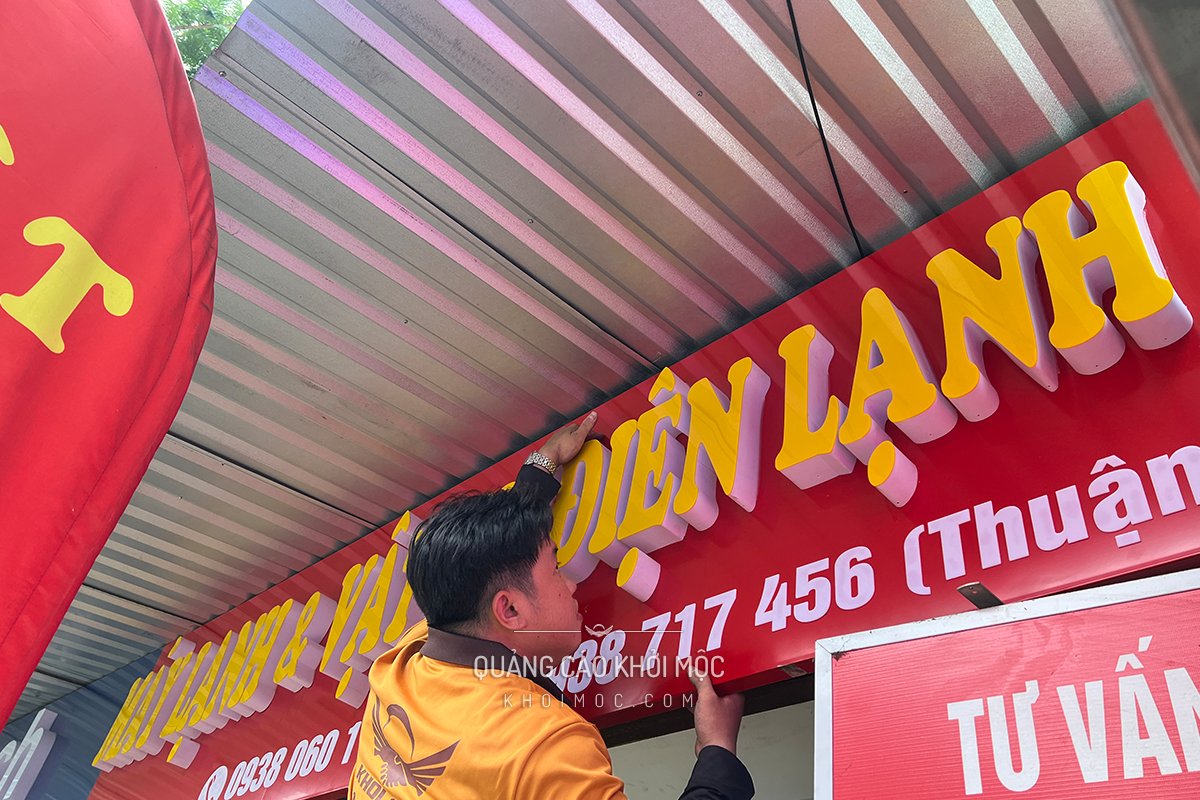Bảng hiệu alu Reetech và điện lạnh Thuận Lợi trên đường Nguyễn Bình Nhà Bè