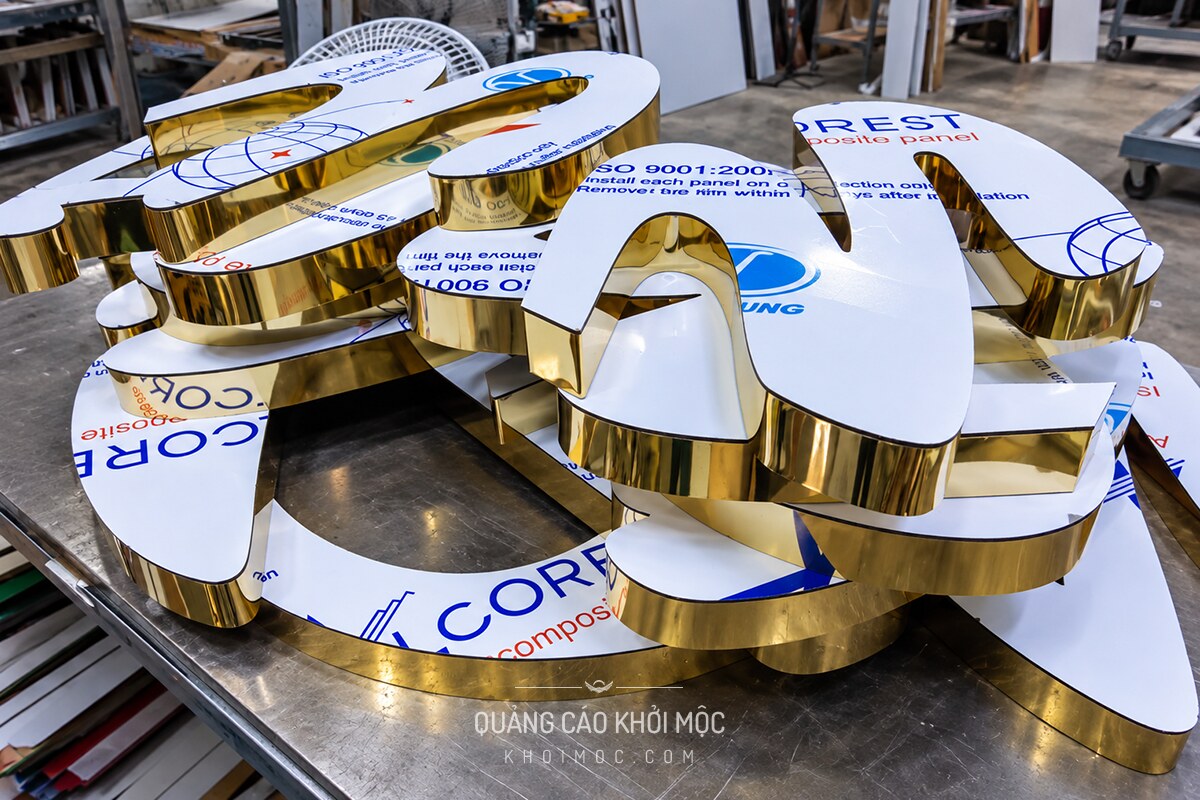 Chữ nổi alu vàng gương hoàn thiện xếp chờ giao tại xưởng Khởi Mộc