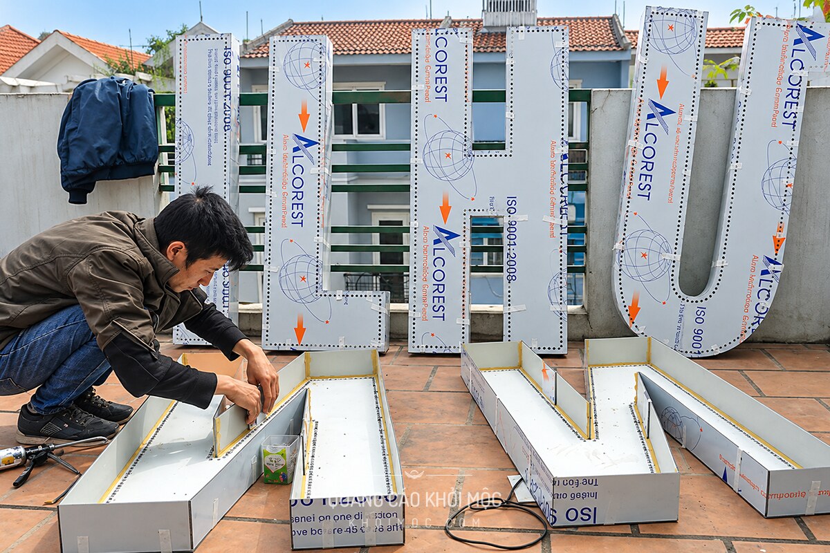 Lắp ráp chữ nổi alu ngay tại công trình trước khi cố định