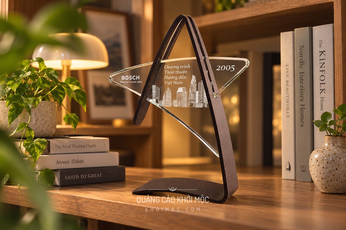 Mẫu kỷ niệm chương gỗ ghép kính, mặt kính khắc etching logo công ty, tổng quan
