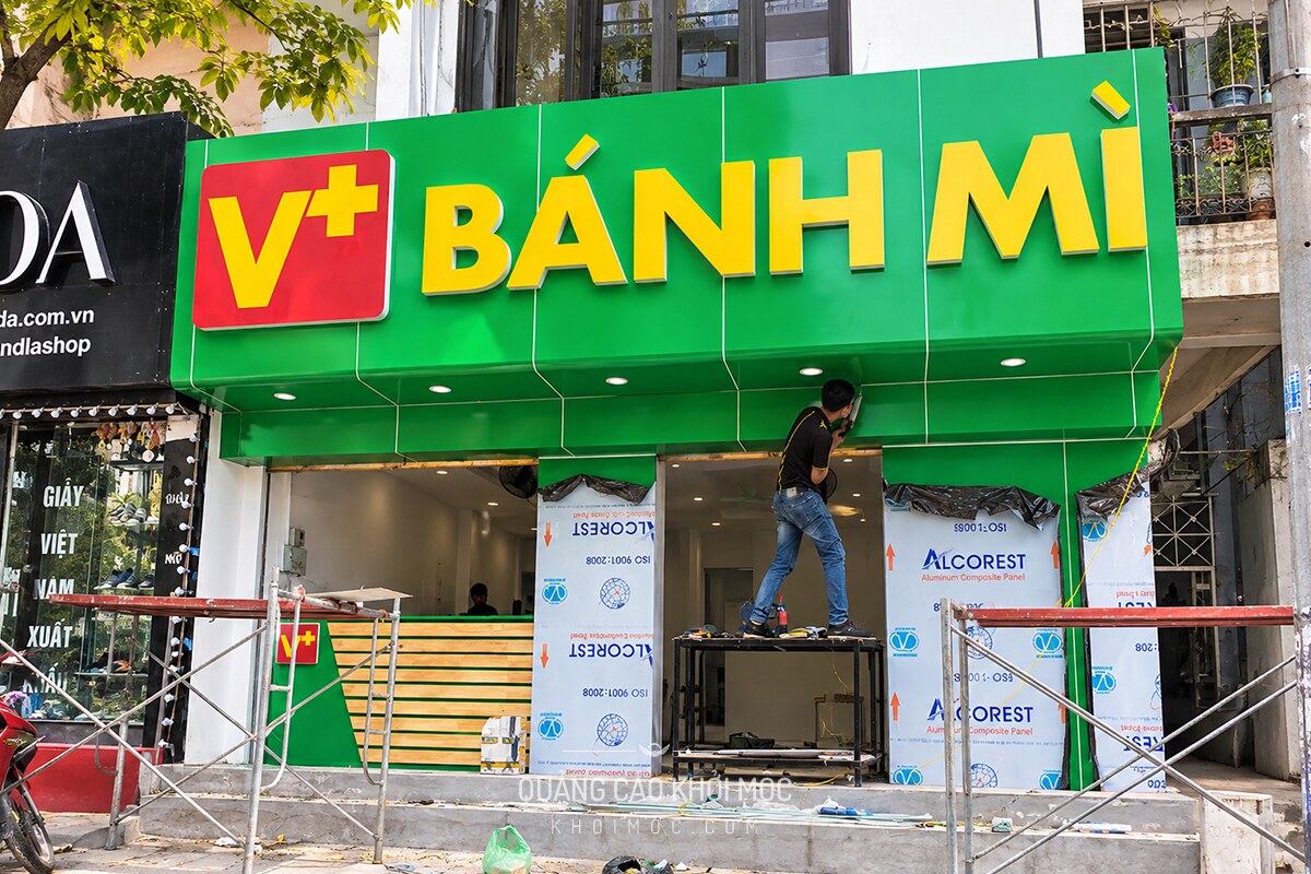 Thợ Khởi Mộc thi công bảng hiệu alu mặt tiền cửa hàng