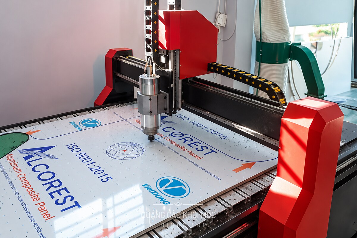Máy CNC cắt tấm alu Alcorest tại xưởng gia công chữ nổi alu Khởi Mộc