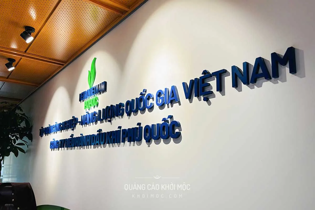 Backdrop lễ tân chữ mica xanh nổi 3D nhìn góc nghiêng