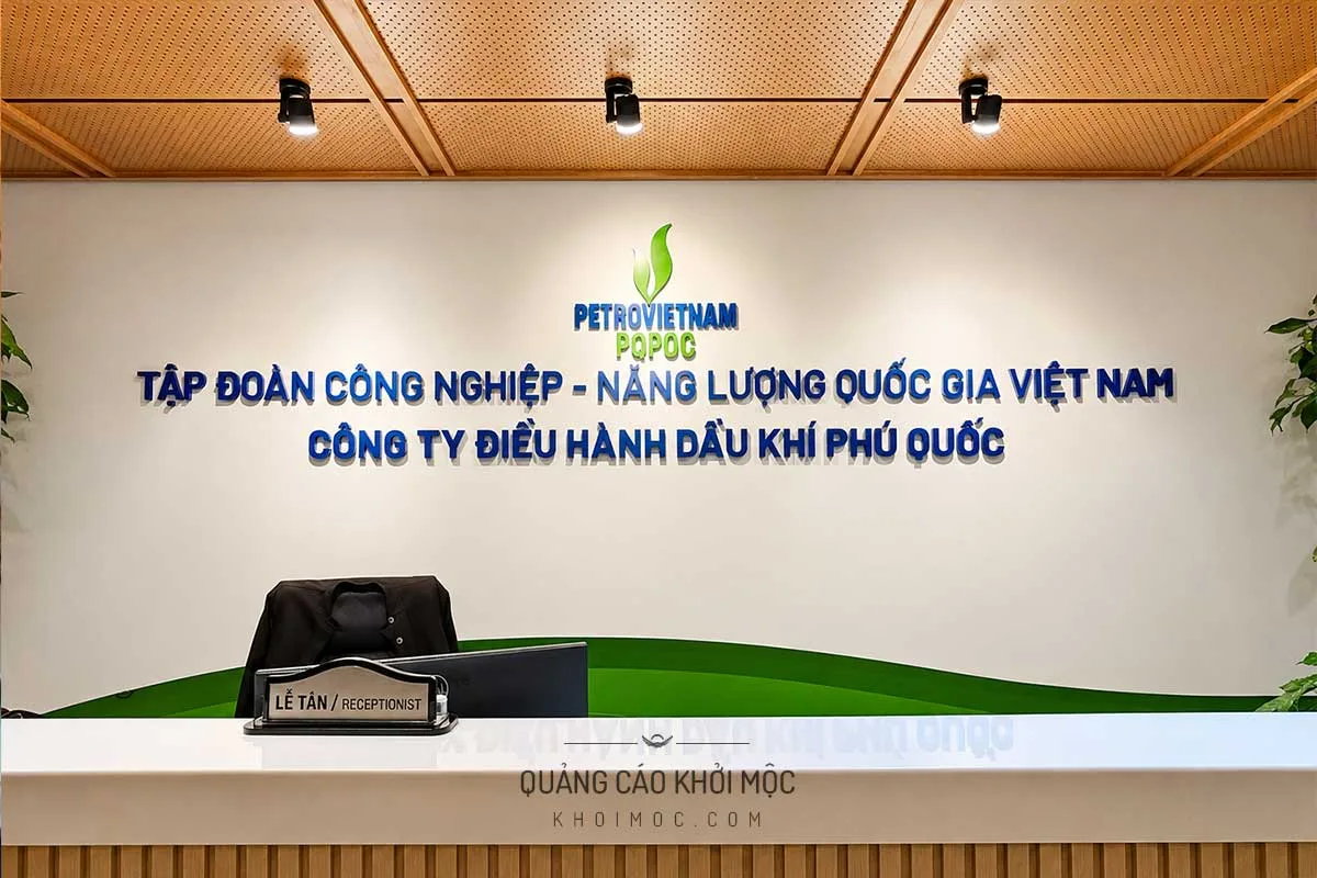 Backdrop lễ tân PQPOC chữ mica sơn màu thương hiệu hoàn thiện