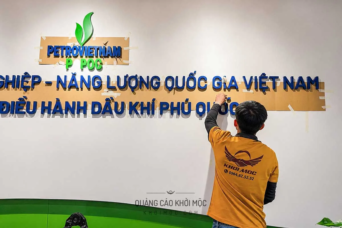 Dán chữ mica lên tường theo rập giấy đúng kích thước market
