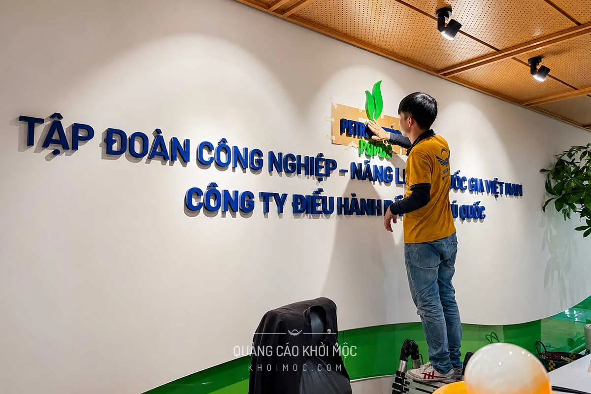 Thi công backdrop lễ tân chữ mica CNC 20mm