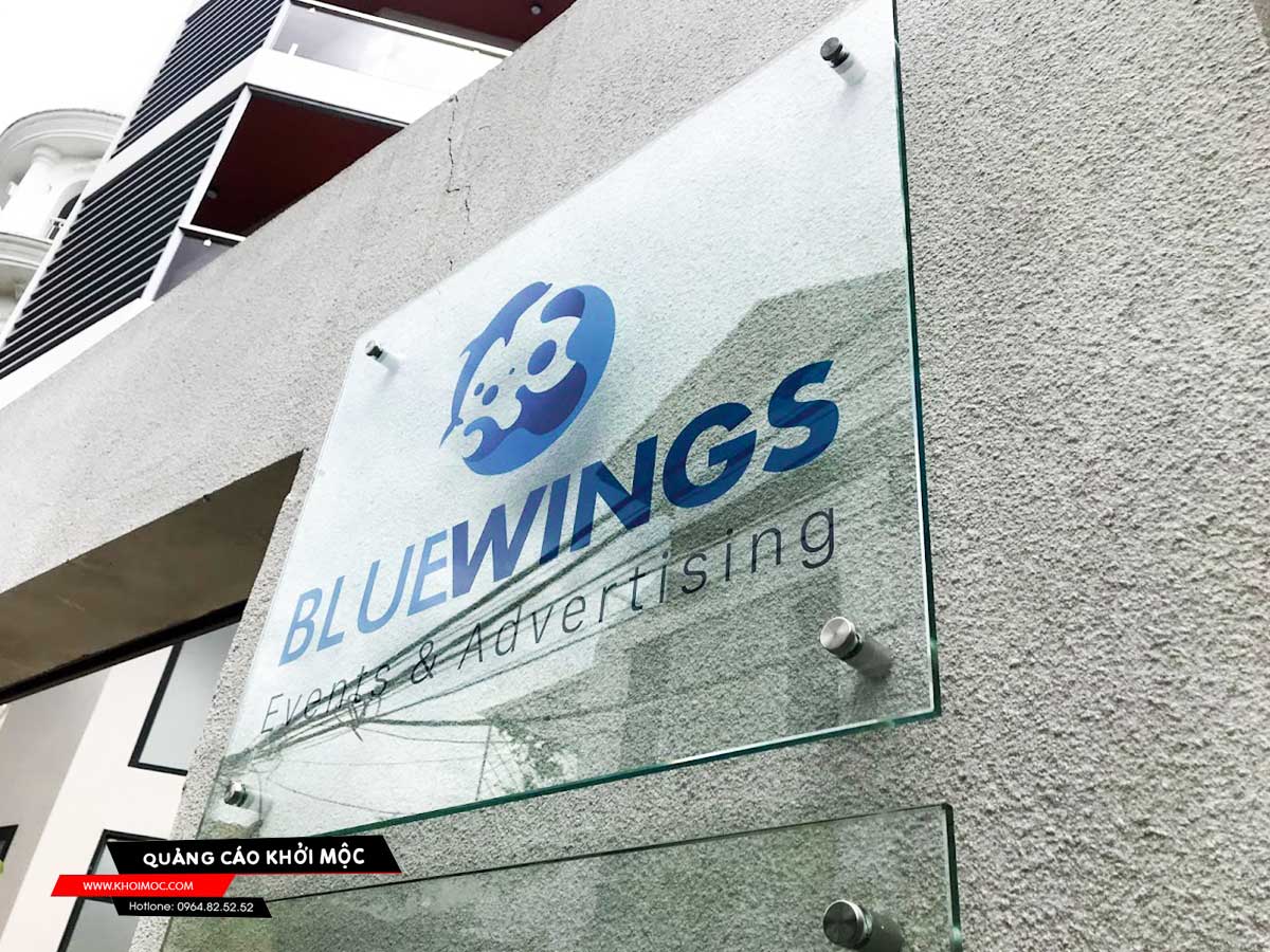 bảng hiệu công ty bằng kính cường lực in UV