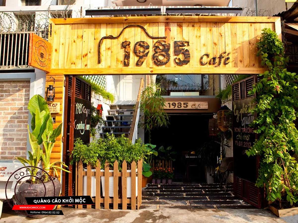 Mẫu bảng hiệu quán cafe bằng gỗ độc đáo nhưng mộc mạc