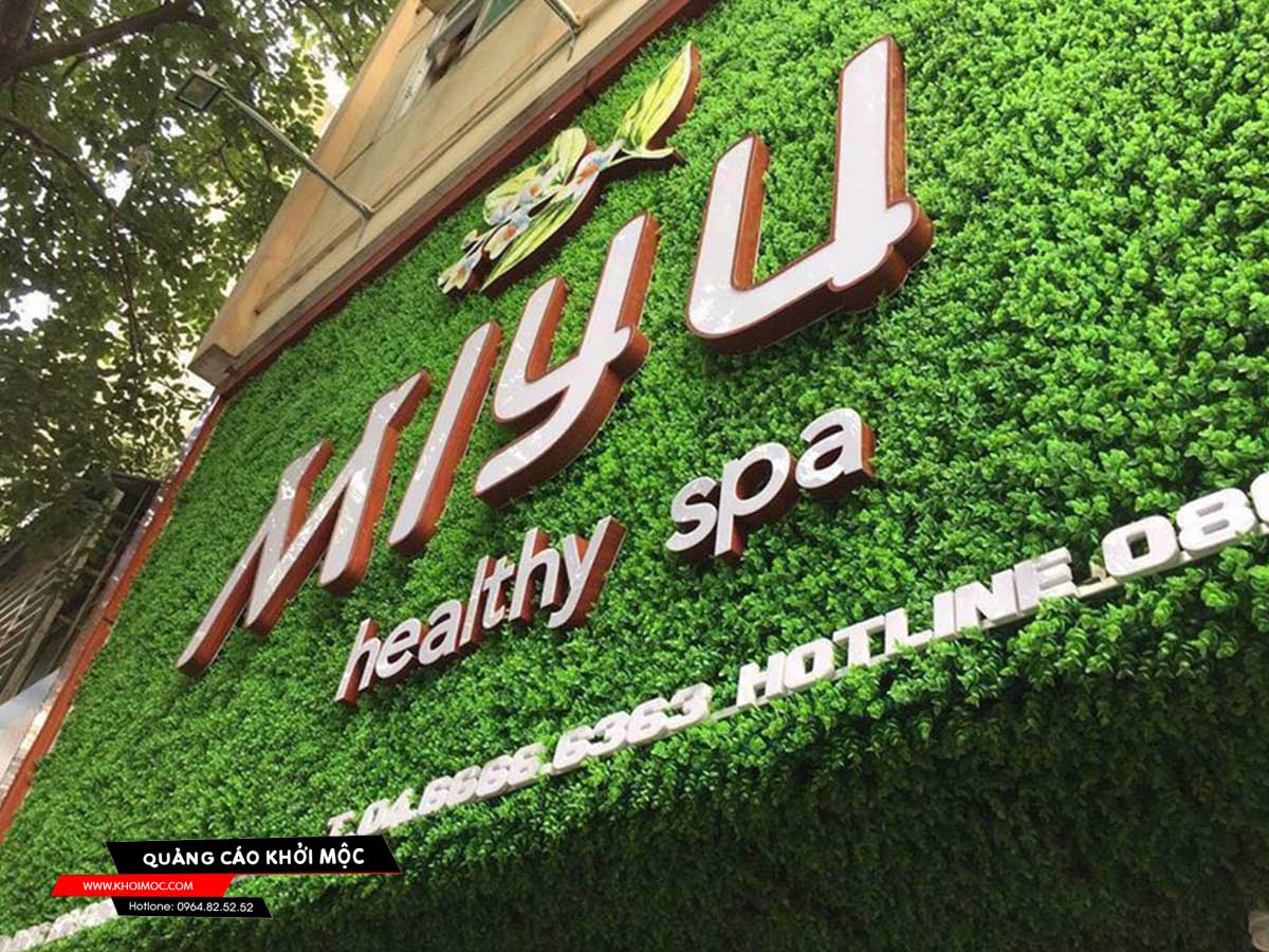 Mẫu bảng hiệu spa thẩm mỹ viện đẹp bằng cỏ nhân tạo gắn chữ mica