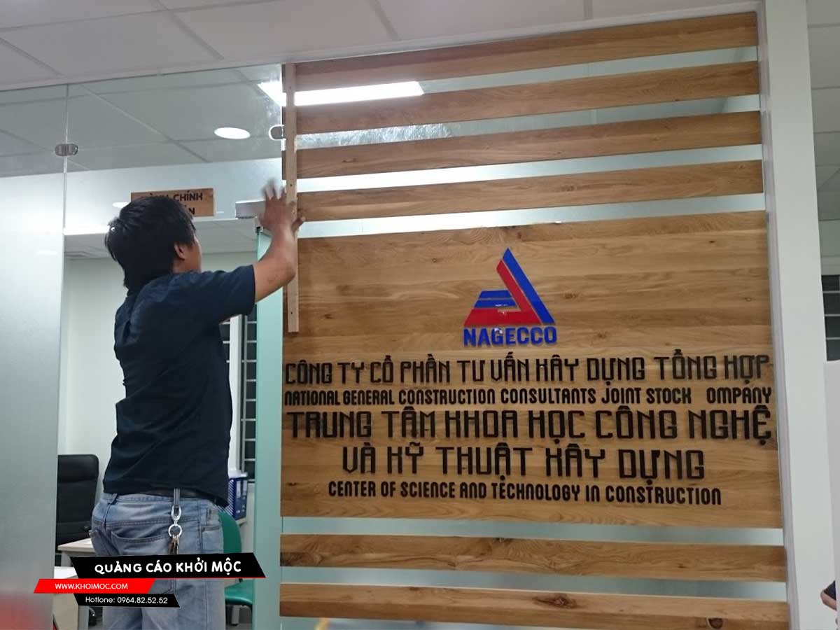 Thi công backdrop công ty bằng gỗ gắn chữ mica 2 lớp