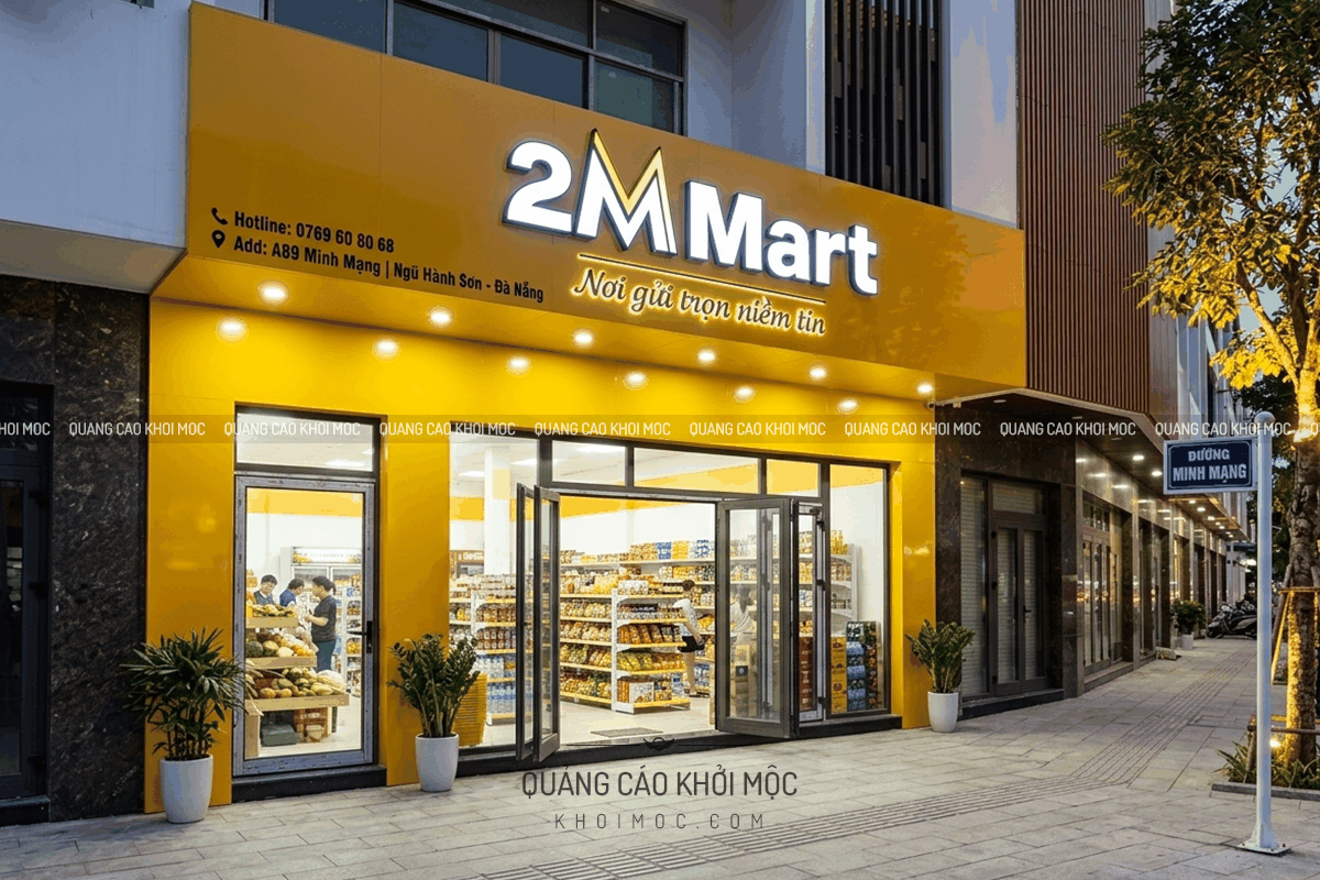 bảng hiệu alu chữ nổi 2M Mart ánh sáng rõ nét giúp cửa hàng tiện lợi nổi bật ban đêm