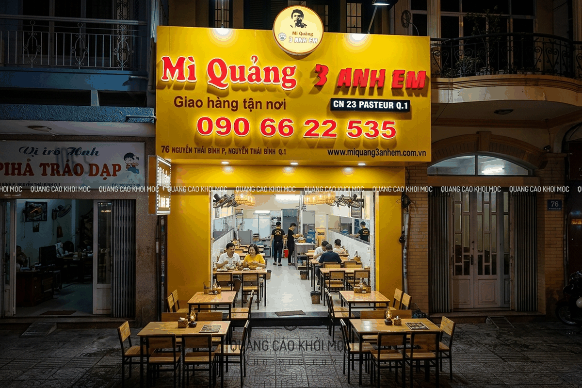 bảng hiệu alu chữ nổi quán mì quảng 3 anh em có đèn LED sáng đều vào ban đêm