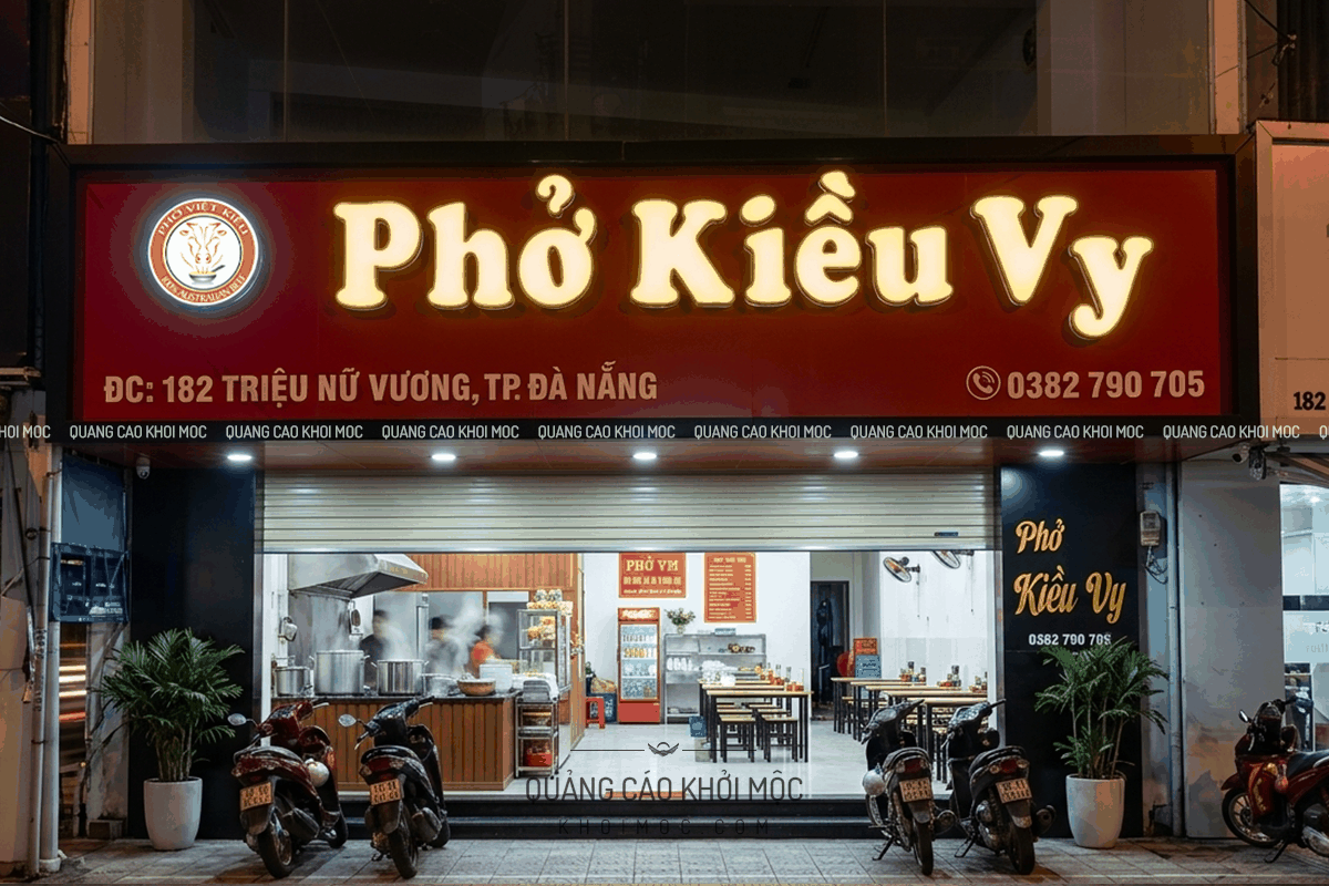 Bảng hiệu alu Phở Kiều Vy chiếu sáng rõ ràng, nổi bật về đêm