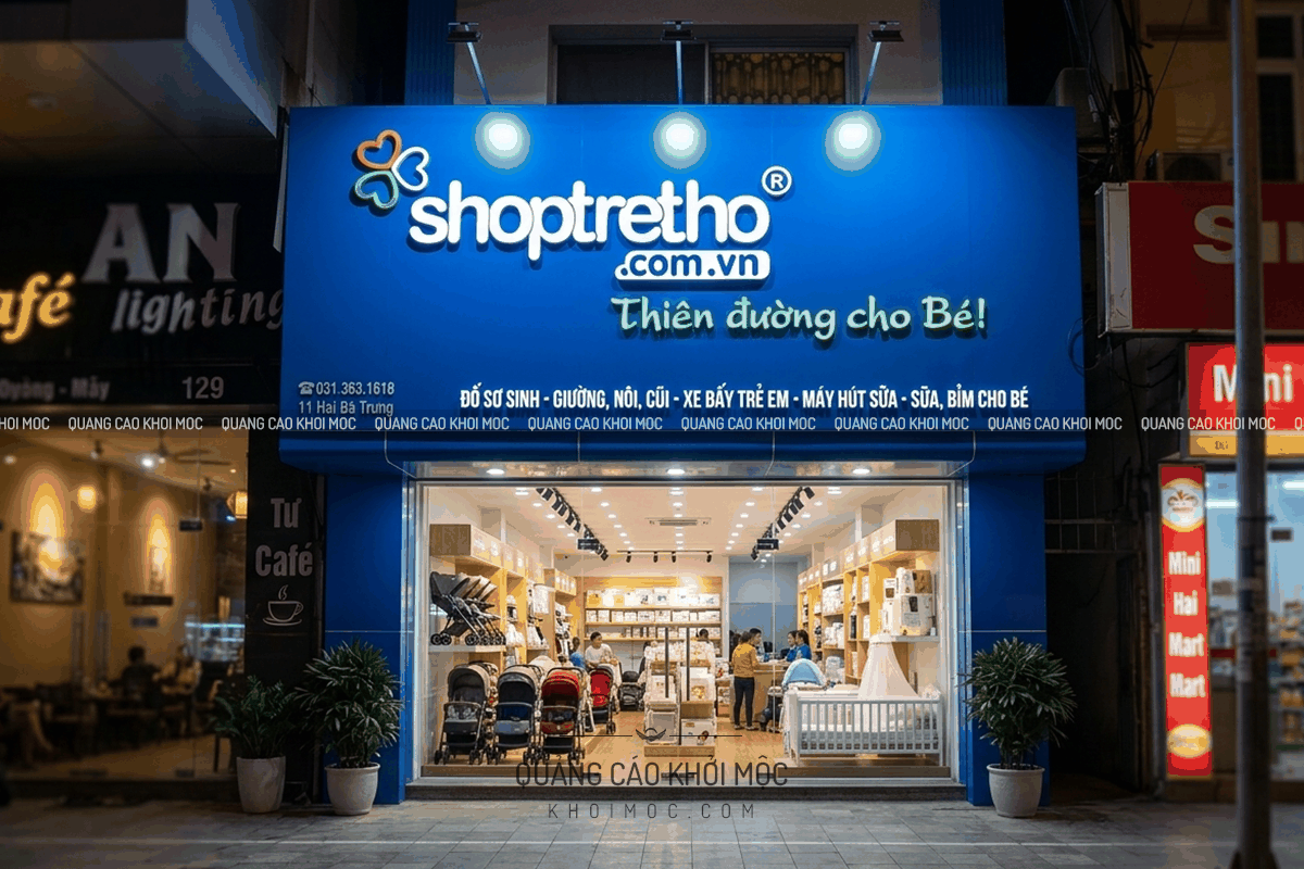 bảng hiệu alu chữ nổi Shoptretho có LED sáng đều giúp cửa hàng nổi bật vào ban đêm