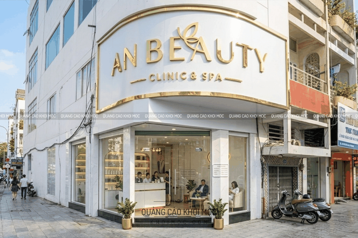 bảng hiệu alu spa AN BEAUTY chữ nổi màu vàng trên nền sáng tạo cảm giác cao cấp ban ngày