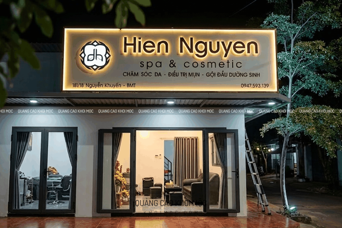 bảng hiệu alu chữ nổi spa Hiền Nguyễn ánh sáng vàng dịu giúp không gian sang trọng ban đêm