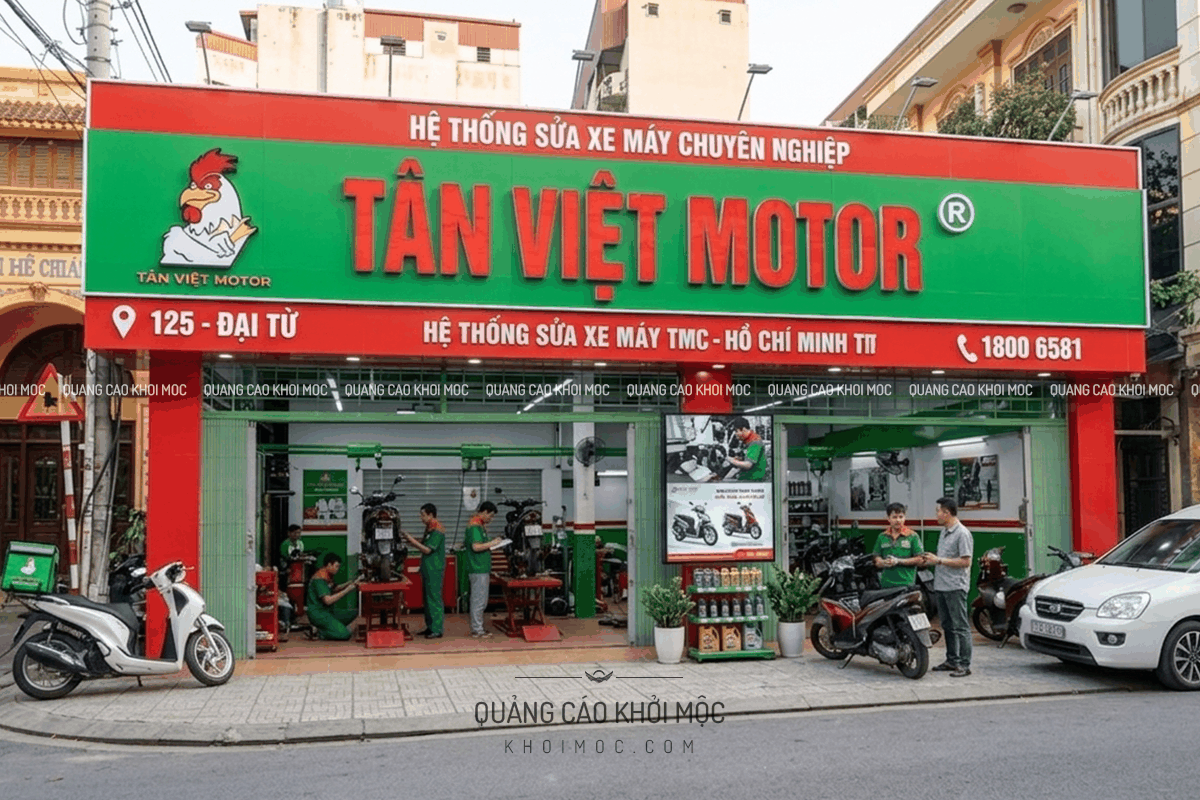 bảng hiệu alu cửa hàng xe máy Tân Việt Motor nền đỏ xanh chữ trắng rõ nét ban ngày