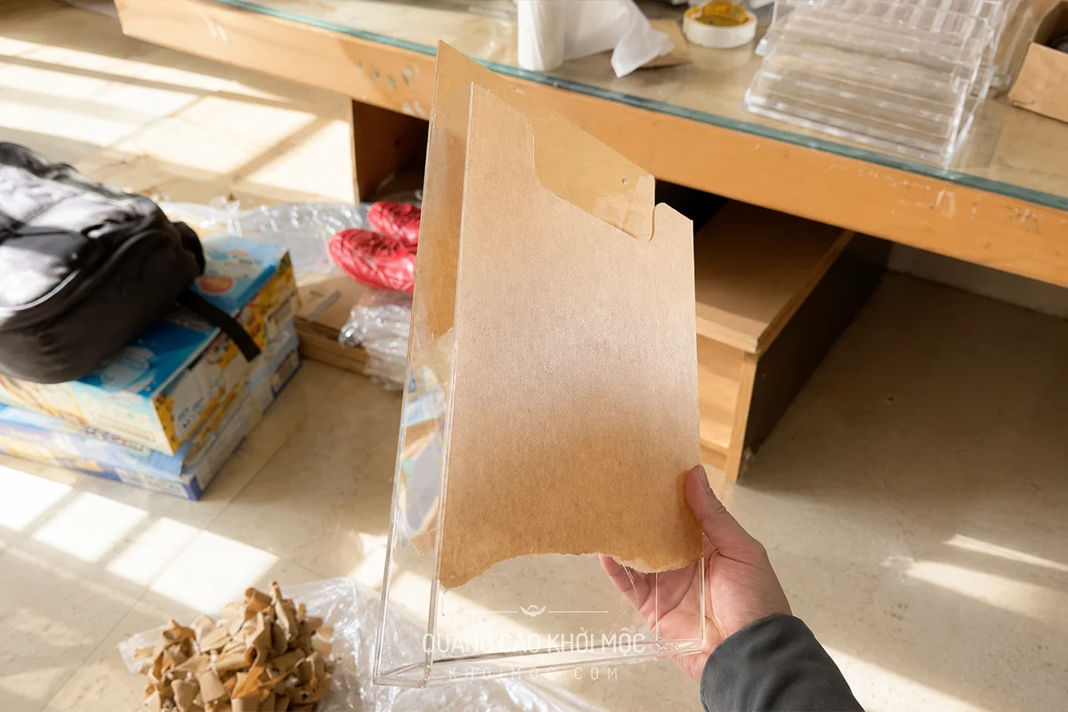 Kiểm tra lỗ treo kệ mica trước khi giao cho khách