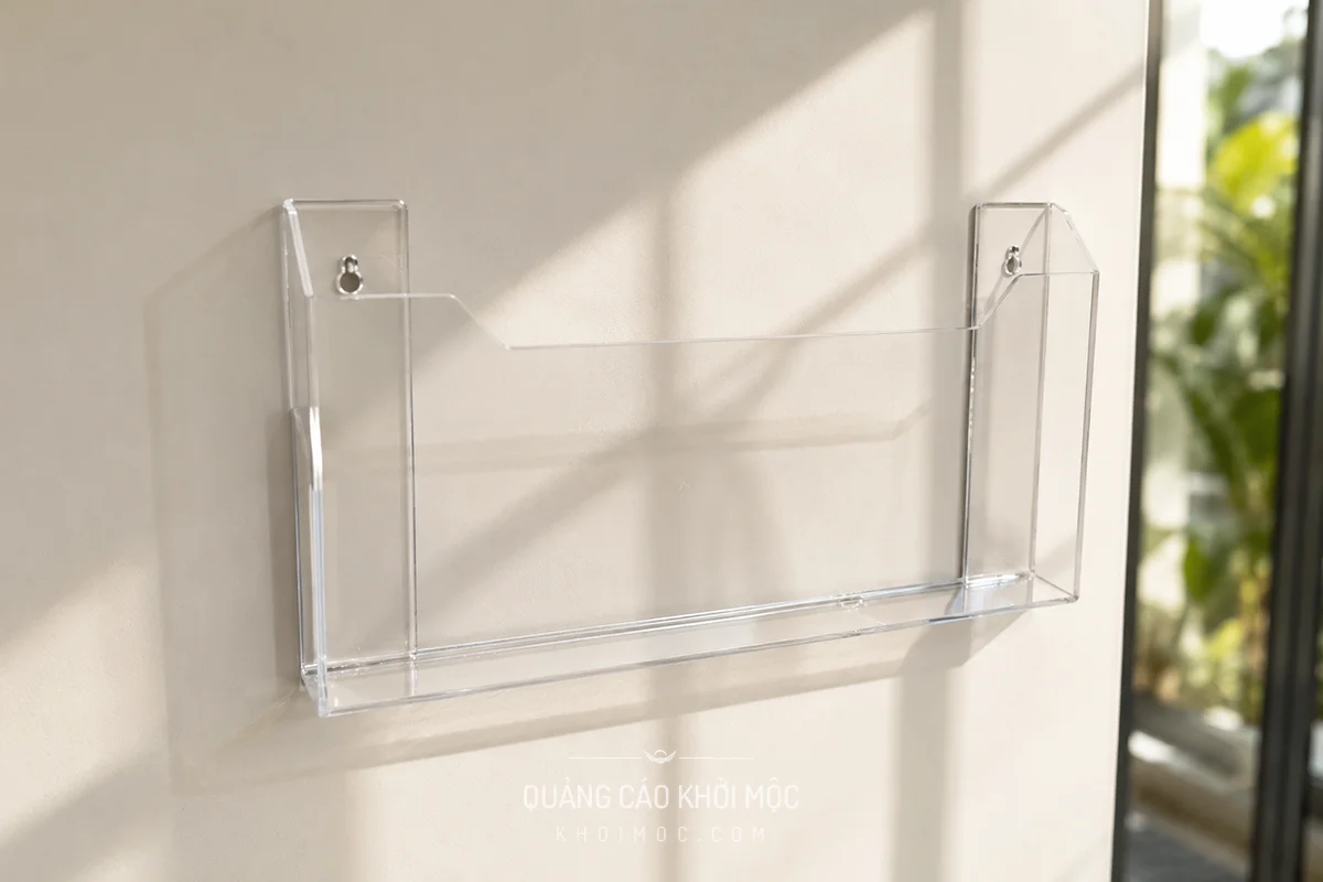 Kệ mica treo tường đựng tài liệu A4 trong suốt gắn tường tại Khởi Mộc